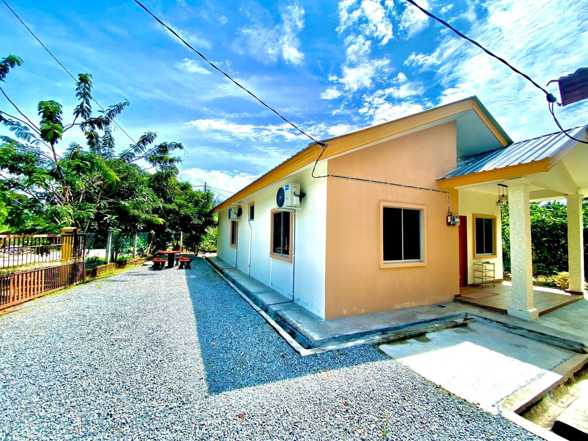 Raees Homestay Kampong Tanjong Minyak Kültér fotó